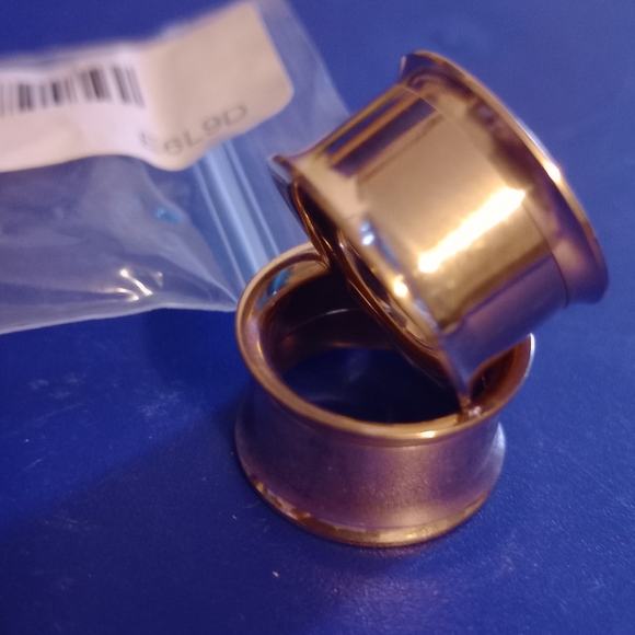 ROSE GOLD SCREW BACK TUNNELS - Picture 1 of 4